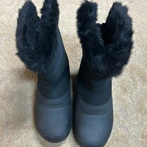 Water resistant snow boots good condition